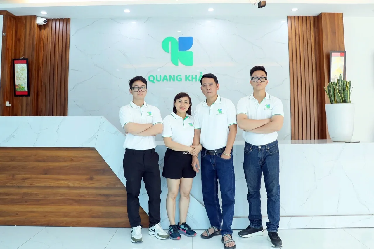 Nhân sự Quang Khải tại khu vực lễ tân