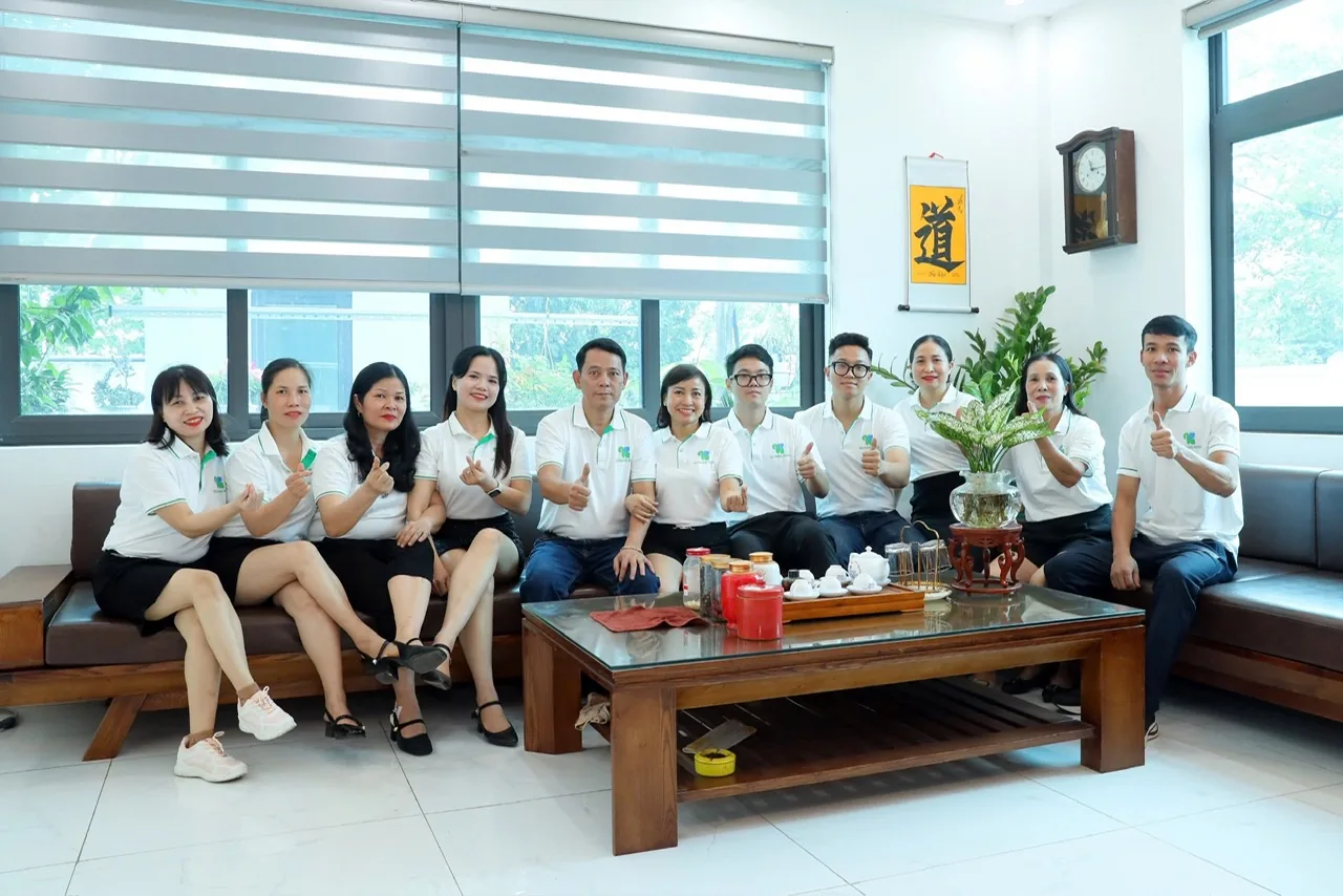 Tập thể nhân sự Quang Khải tại văn phòng